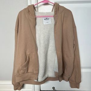 ★ super soft tan Hollister sherpa-lined zip-up hoodie
